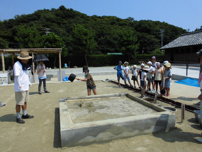 海水をかけて濃い海水を採る工程