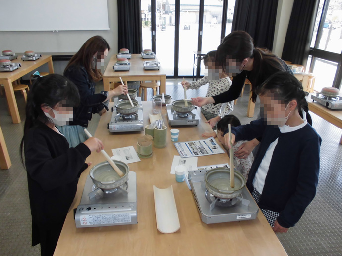 西尾市塩田体験館 吉良饗庭塩の里で親子が塩焼き体験をしている様子