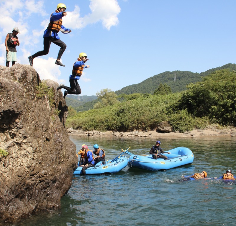 スピリットのツアー参加者が岩から川に飛び込むようす