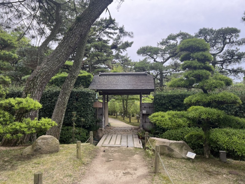 中津万象園・丸亀美術館の庭園の中