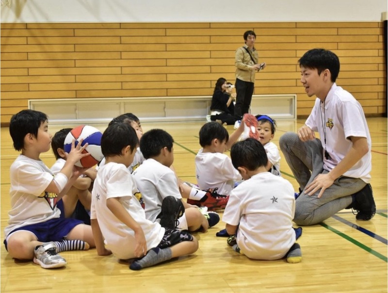 「バスケットボール推進会」の子供向けスクールの参加者