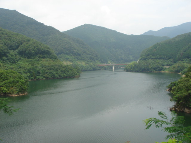 岡山県新見市の別所アウトドアスポーツセンター付近のダム