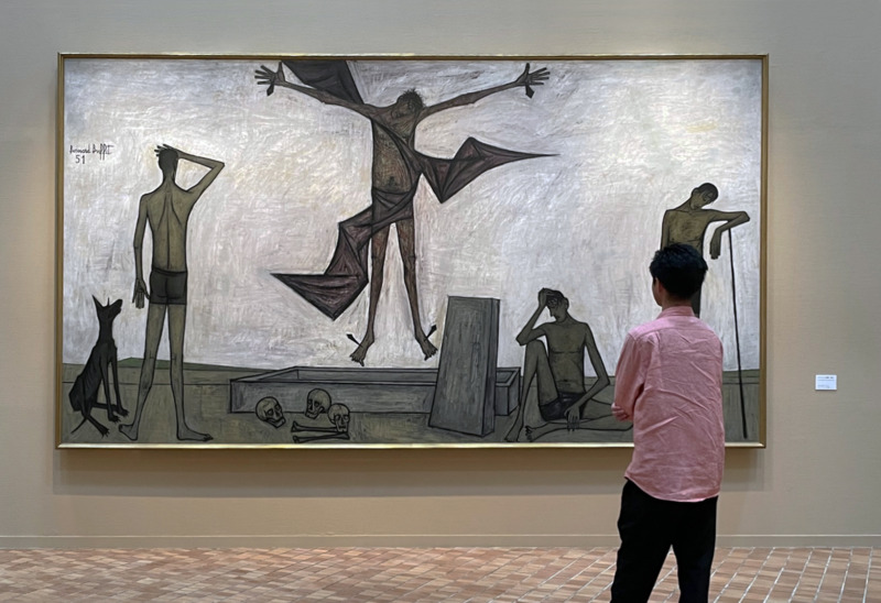 ベルナール・ビュフェ美術館で「キリストの受難：復活」という作品を鑑賞している様子