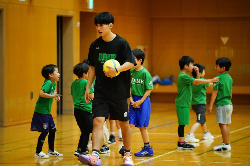 子ども向けのバスケットボールスクール