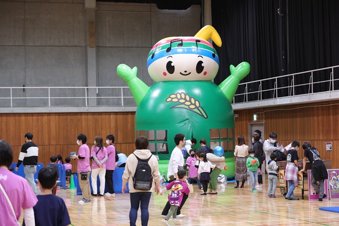 福島ファイヤーボンズの試合会場に設置されたふわふわドーム