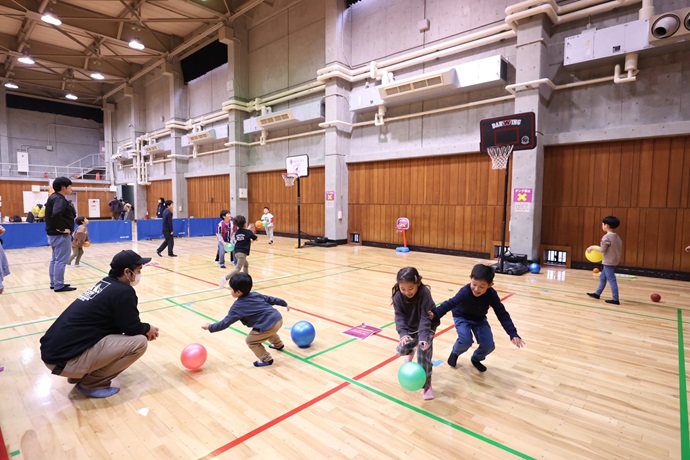 福島ファイヤーボンズの会場にある「BONDS PLAY LAND」のミニゴールで遊ぶ子どもたち