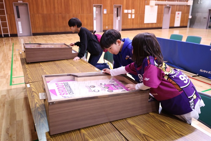 福島ファイヤーボンズの会場にある「BONDS PLAY LAND」のオリジナルピンボールゲームで遊ぶ子どもたち