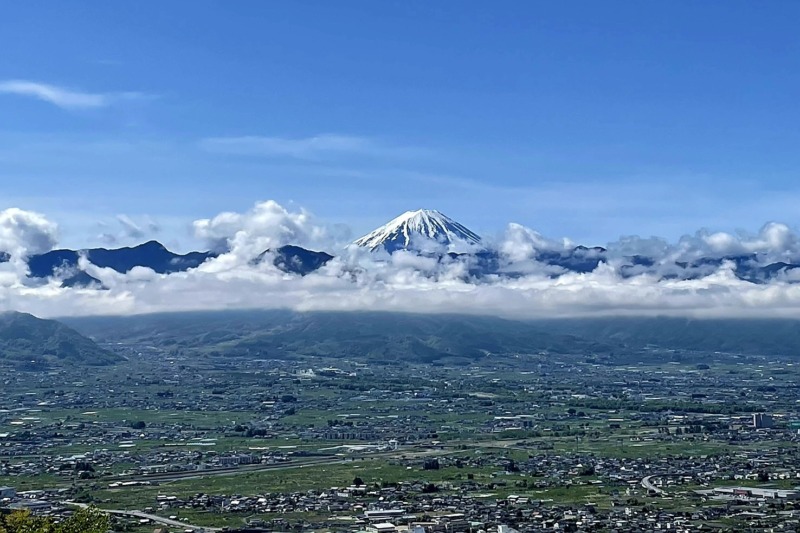 フルーツパーク富士屋ホテルの目の前に広がる街並みと富士山