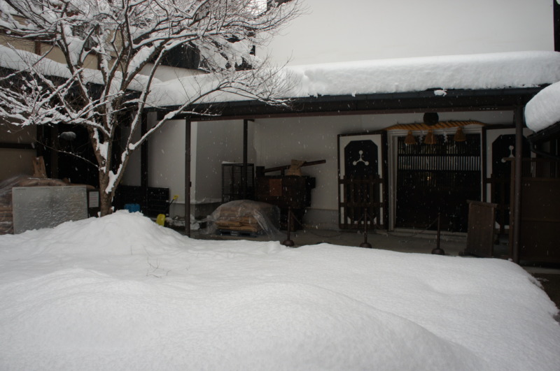雪景色の中の舩坂酒造店