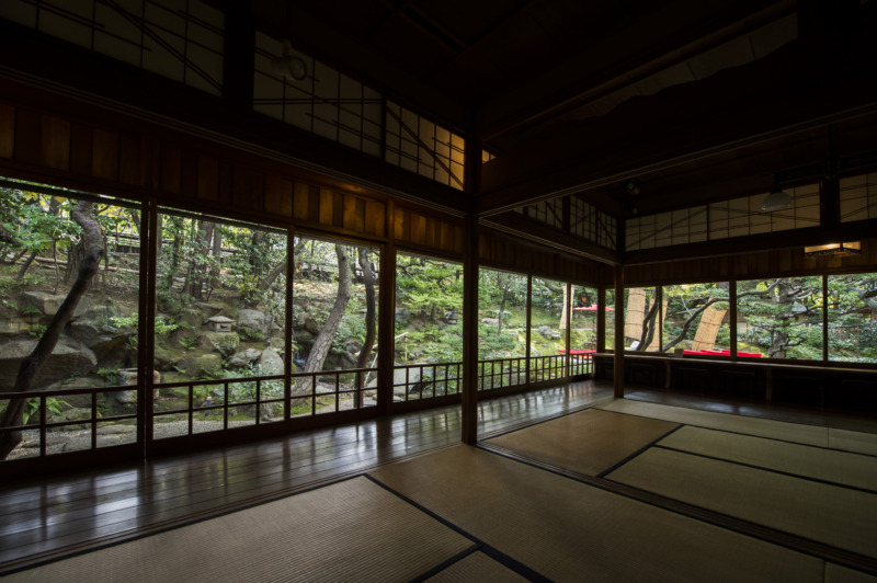 爲三郎記念館の室内から庭園をのぞむ