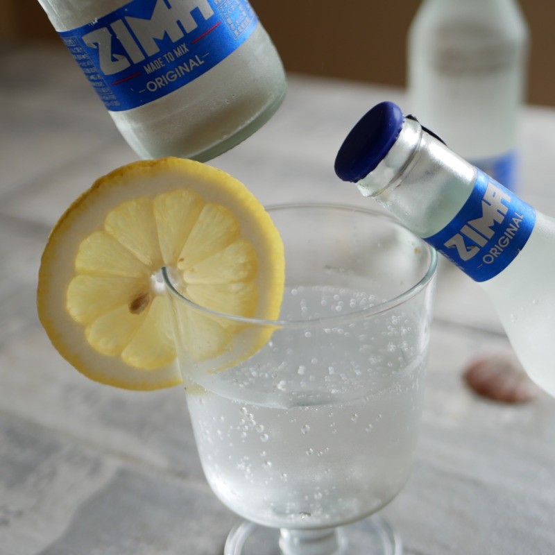 レモンを添えたグラスに注がれた「ZIMA」