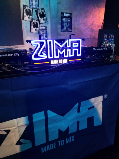 「ZIMA」の文字が装飾されたDJのターンテーブル