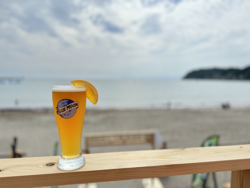 「BRIGHT ZUSHI」に一角に置かれた「BLUE MOON」のグラス