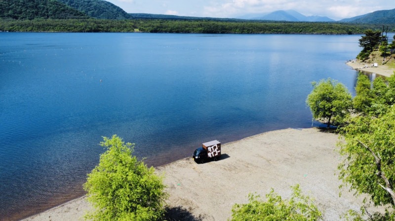 西湖の湖畔に寄せたサウナカー「サイコサイコー号」の画像