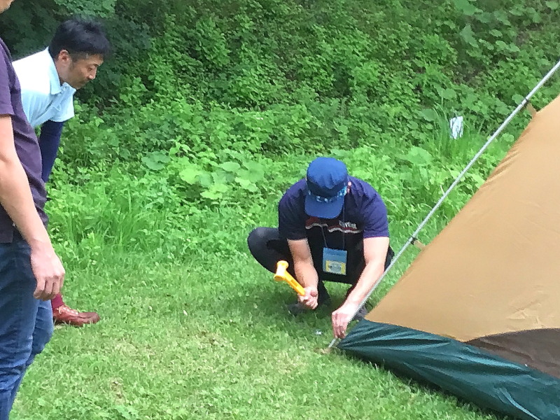 羽鳥湖畔オートキャンプ場でのテント設営の作業風景