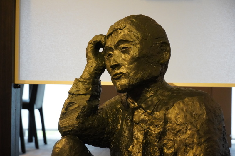 京都佛立ミュージアムで開催している台湾と日本展の八田與一氏の銅像