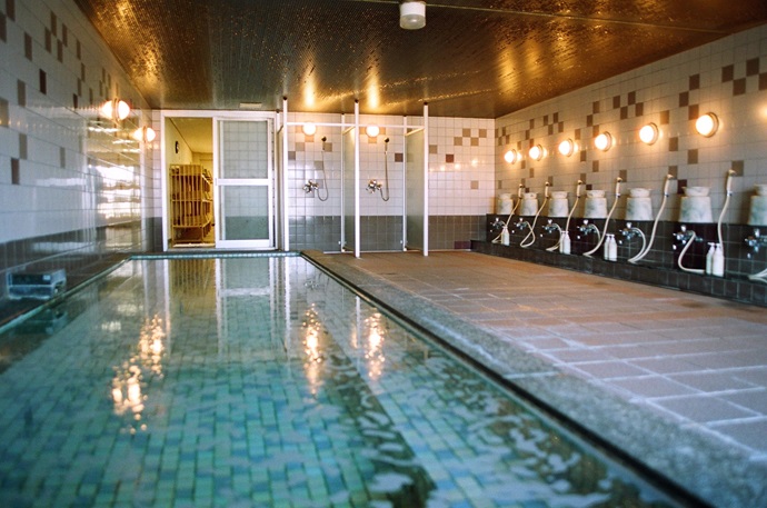 「ヘレナ国際カントリー倶楽部」のクラブハウス内の大浴場