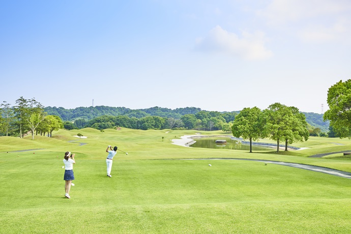 「ヘレナ国際カントリー倶楽部」のゴルフコースのプレー風景