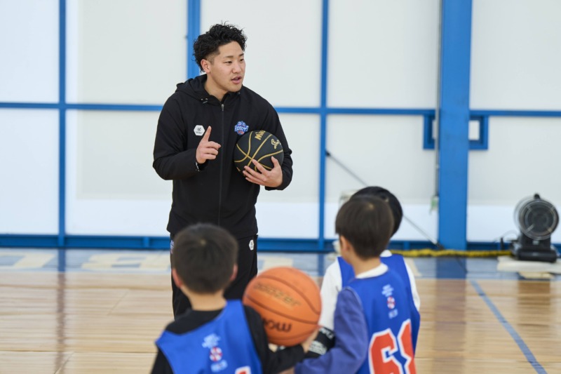 茨城ロボッツのバスケットボールスクールでコーチの指示を聞く子どもたち