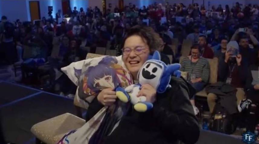 eスポーツ大会でグランブルーファンタジーのキャラクターを抱き寄せる木成さん