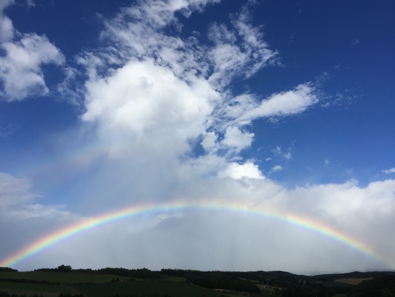 雲海の下に虹が架かるようす