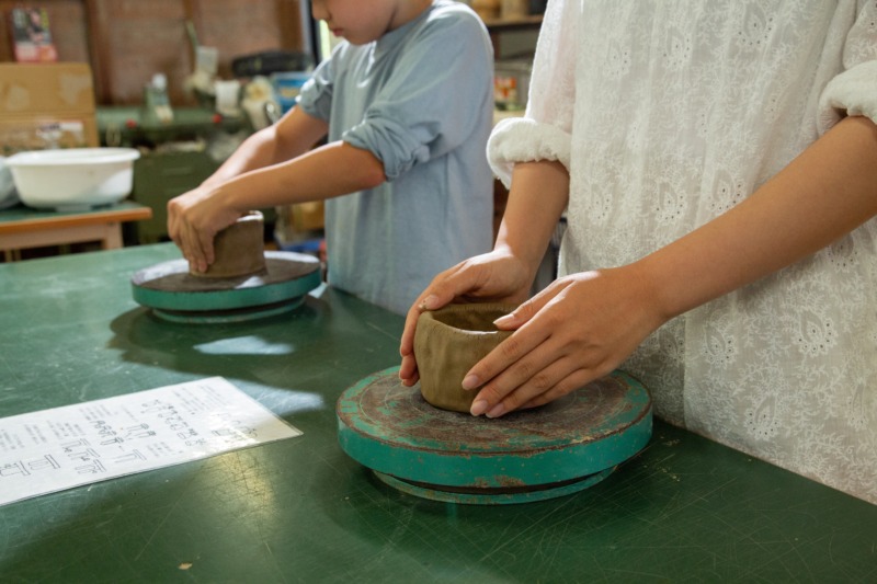 「モニュメント・ミュージアム 来待ストーン」で陶芸をしている人の手元