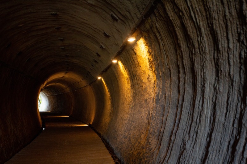 「モニュメント・ミュージアム 来待ストーン」の入口の石のトンネル