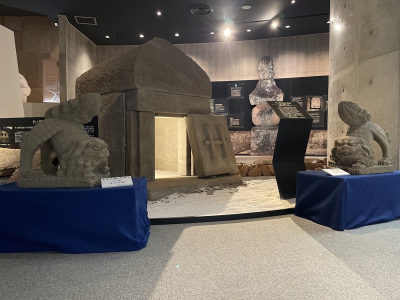 「モニュメント・ミュージアム 来待ストーン」のミュージアムにある「石棺式石室」のレプリカ