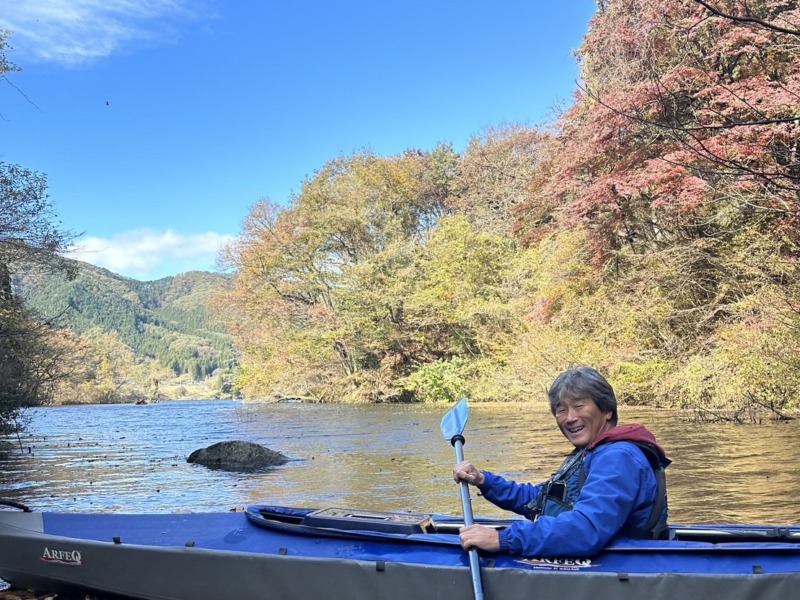 「草木湖カヌー」で紅葉の季節にカヌーを体験する様子