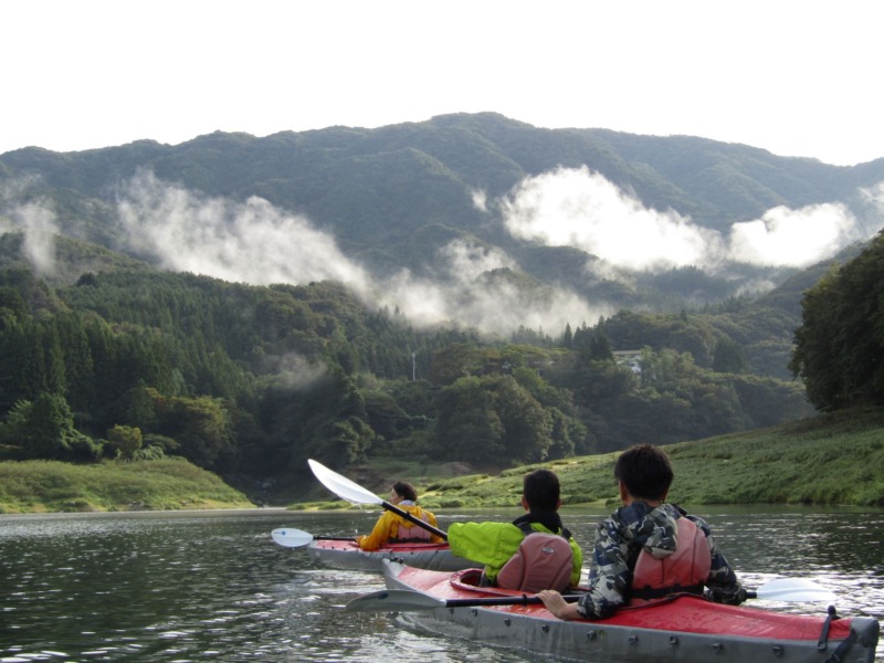 「草木湖カヌー」の早朝カヌーツアーで、周囲の山に朝もやがかかった光景