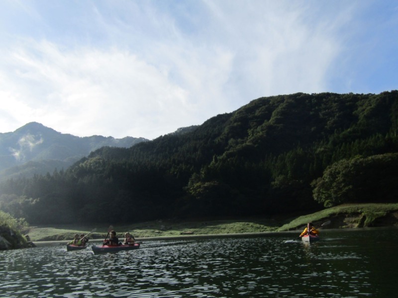 「草木湖カヌー」の早朝カヌーツアーの様子