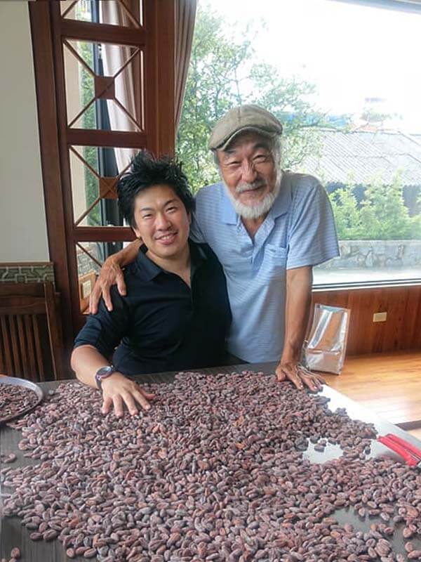 カカオ豆の生産者を訪ねるマジドゥショコラのオーナーシェフ・松室和海さん