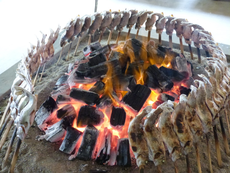 囲炉裏で魚を焼く様子