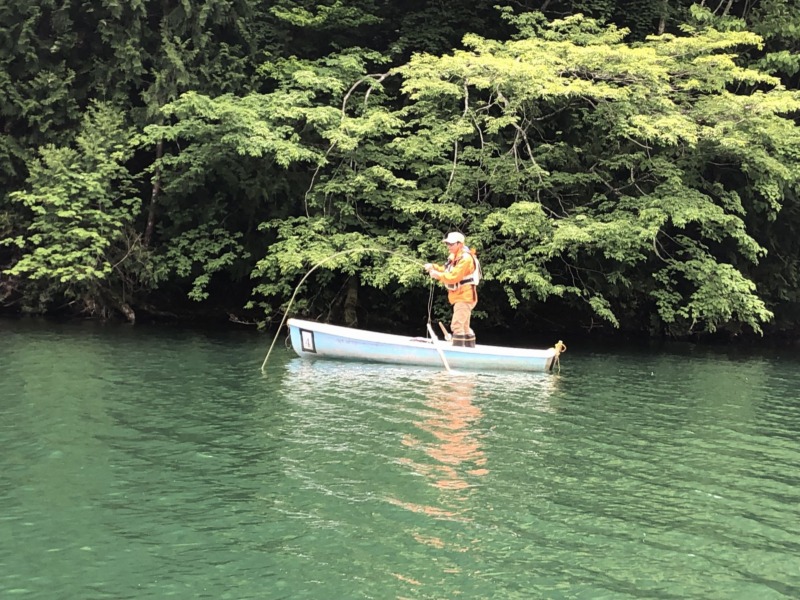 丸沼で釣りをする様子