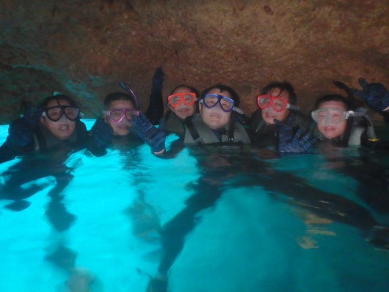 沖縄県恩納村にある「マリンクラブ ナギ」で体験できる青の洞窟のシュノーケリング