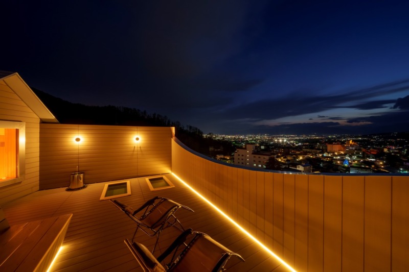 7階の外気浴スペースから臨む松本市の夜景の画像