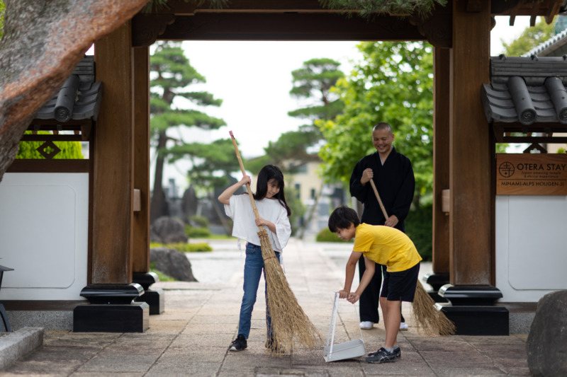 山梨県の法源寺で掃除している子どもたち