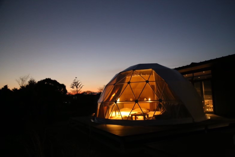 三重県にある伊勢志摩BASEのドームテントの夜の風景