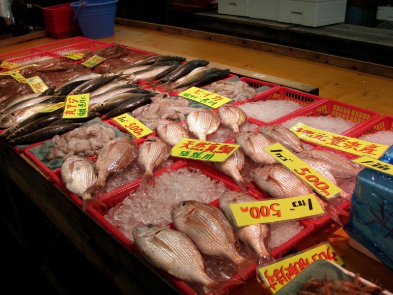 おわせ川栄の店頭で鮮魚が売られている様子