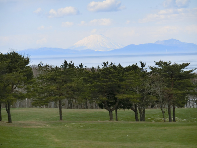 鹿部カントリー倶楽部のコースから見える蝦夷富士