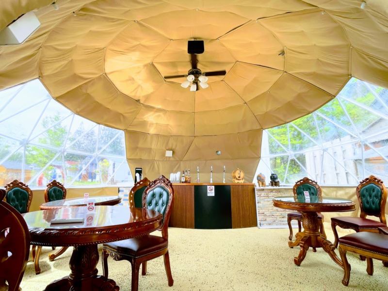 ドリンクバーが設置されているドームの内観写真