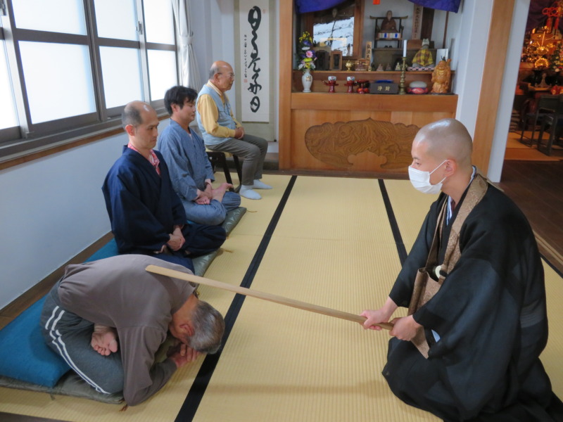 真福寺での坐禅体験の様子