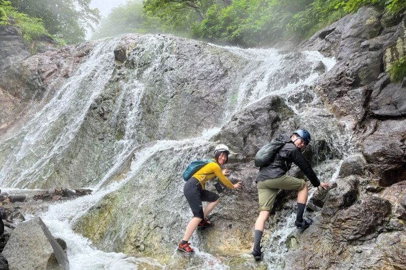 北海道の知床アルパ株式会社でカムイワッカ湯の滝に挑戦するカップル