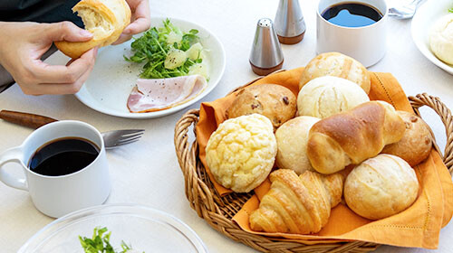「Pan&」のパンが並ぶ食卓のイメージ