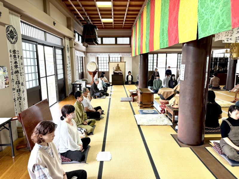 愛知県春日井市にある泰岳寺で開催している坐禅会のようす
