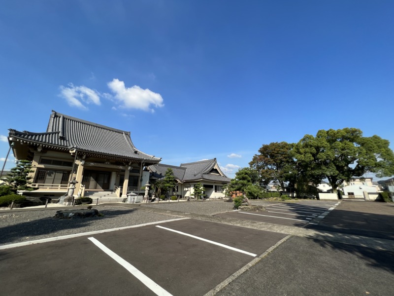 愛知県春日井市にある泰岳寺の駐車場