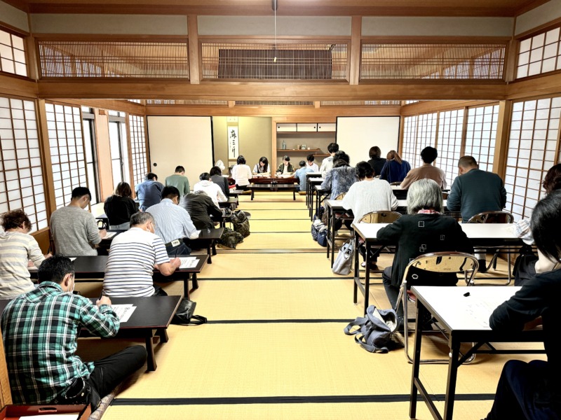 愛知県春日井市にある泰岳寺で写経を体験する参加者