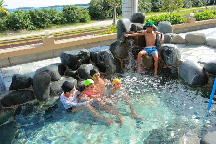 タピックタラソセンター宜野座にある岩風呂を楽しむ家族