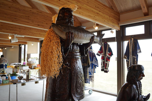 イコリに展示されているアイヌ民族の衣装や生活用具