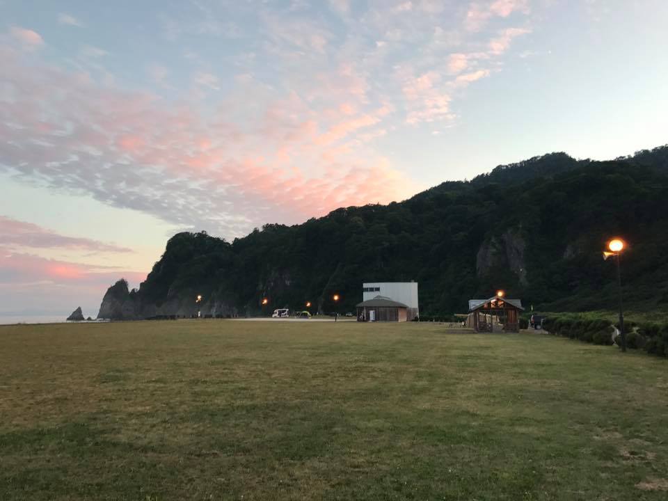 北海道豊浦町の礼文華海浜公園キャンプ場から望む夕陽